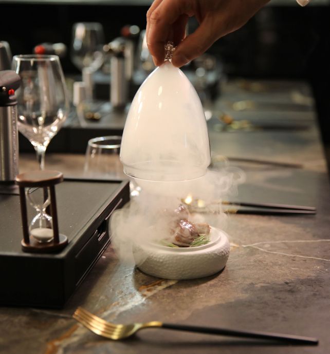 Dome lifting from a dish letting dry ice out